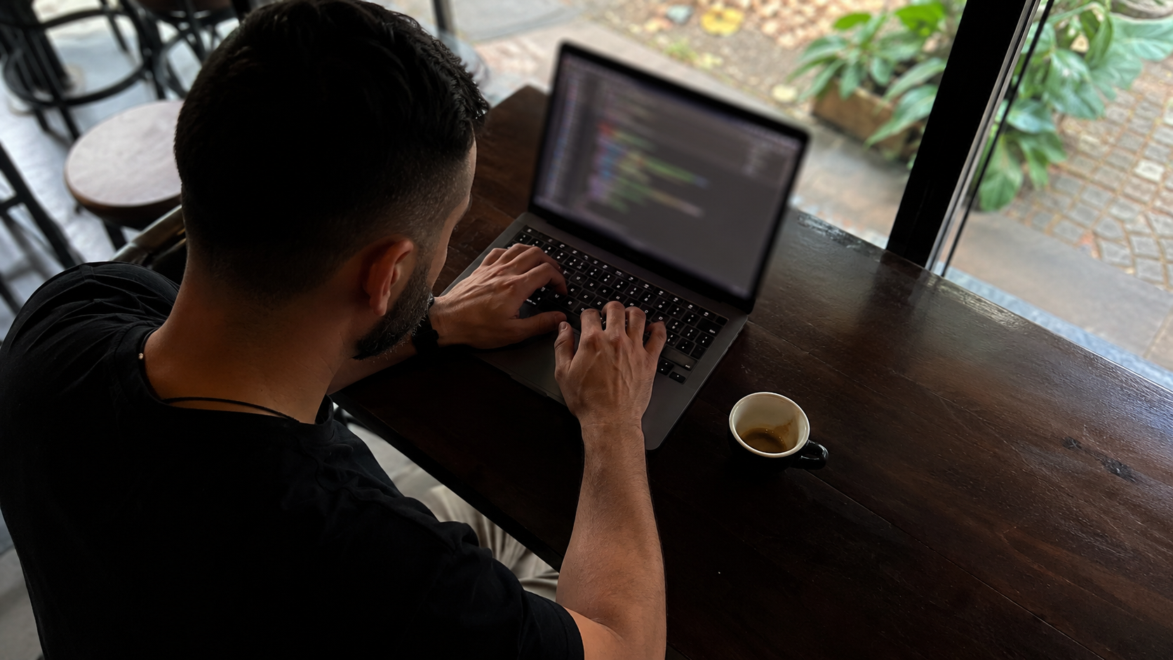Especialista em Sistemas frustrado observando gargalos de performance em uma plataforma no-code